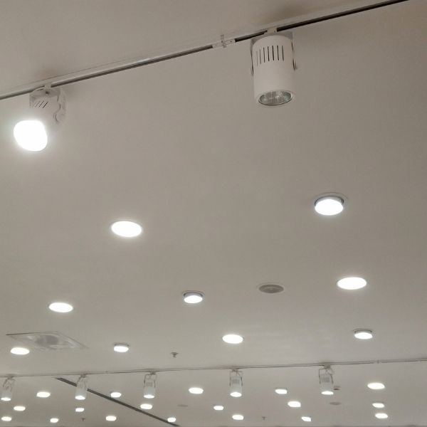 Comment installer un spot ou un luminaire au plafond